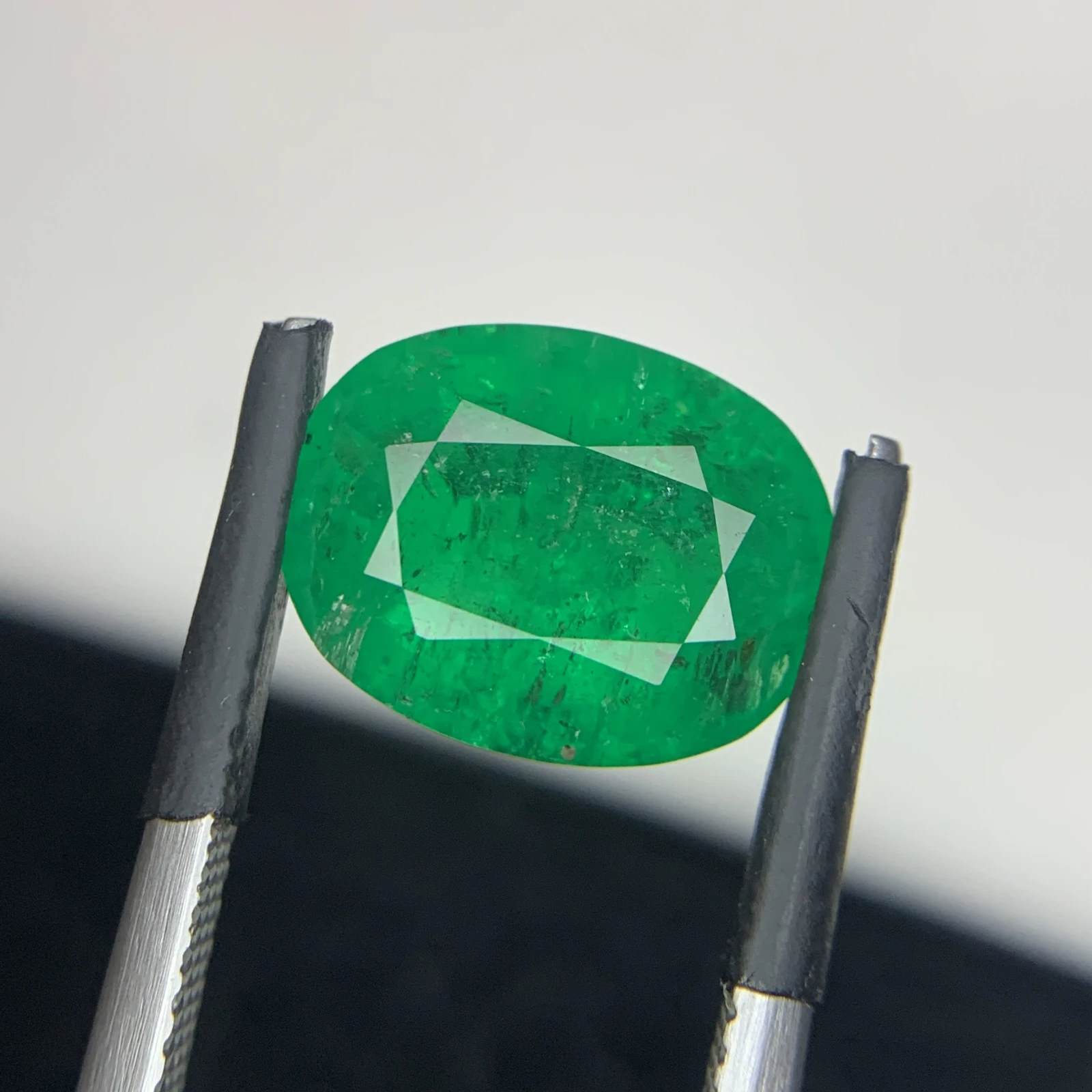 Natural 4.70 Carat Vivid Green Emerald Zambia Faceted Loose Gemstone — view 4